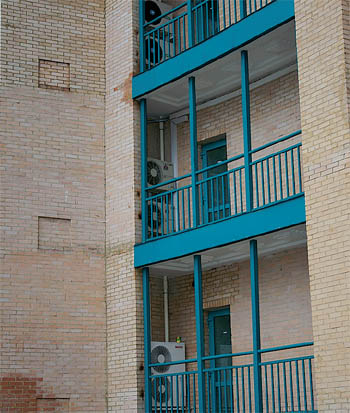 Скрытое размещение наружных блоков в специально отведенных местах на наружных балконах