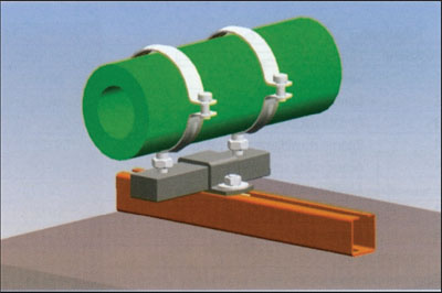 Фрагмент разреза и вид опоры трубопровода с компенсационными салазками и направляющим хомутом в аксонометрической проекции