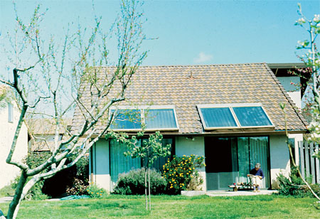 Здание с фотоэлементами и солнечными коллекторами на крыше имеет отличную тепловую изоляцию