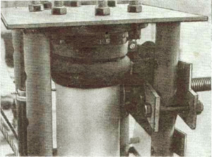 Расположение на стенде штампа (справа) для выполнения взаимной осадки элементов раструбного на резиновом уплотнителе соединения труб из НПВХ диаметром 160 мм и измерителя (слева)