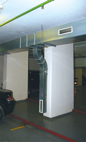 Вытяжной воздуховод подземного гаража-автостоянки с забором воздуха из верхней и нижней зоны