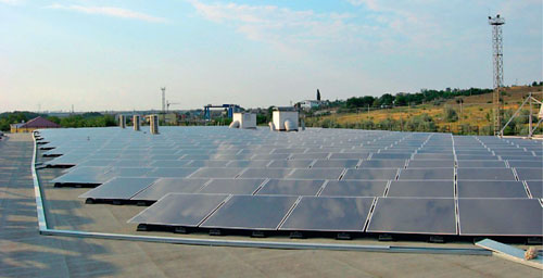 Фотоэлектрические модули на крыше здания вокзала Анапы