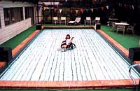 Подвижная платформа обеспечивает удобный доступ в бассейн человека в инвалидном кресле