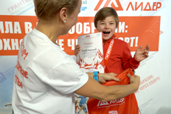 Подарки от ГК “АЯК” на соревнованиях по плаванию для особенных детей