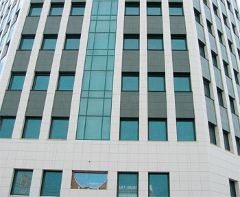 Пример здания с вентилируемым фасадом и с многочисленными оконными простенками