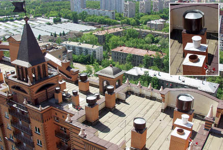 Вытяжные крышные вентиляторы и дефлекторы на кровле здания в Тепличном переулке