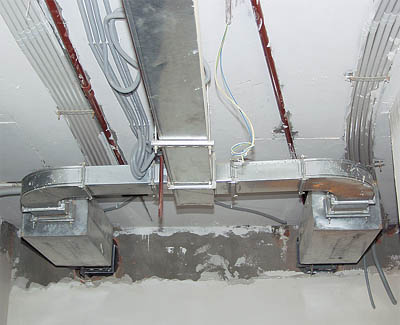 Разводка приточных воздуховодов в квартиры под потолком лестнично-лифтовых холлов