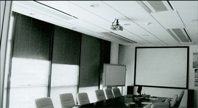 Система, обслуживающая административный корпус, выполнена на основе охлаждающих балок индукционного типа, встроенных в подвесные потолки