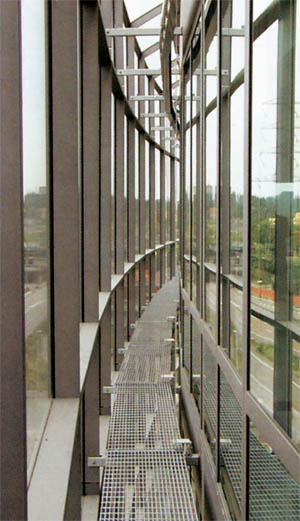 Фрагмент конструкции, где видны два слоя остекления, разделенные решеткой, ширина которой обеспечивает протекание воздушной массы в межстекольном пространстве по всей высоте здания и его удаление через проемы на крыше здания