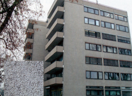 Восточный и южный (справа) фасады объекта 54 в декабре 2004 года, через 16 лет после ремонта в 1988 году при помощи покраски