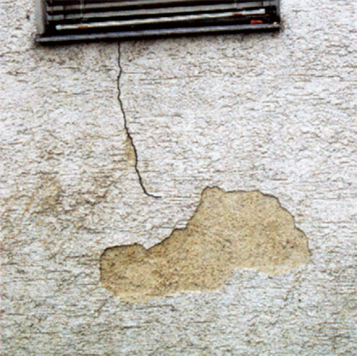 Трещина в стене и повреждение штукатурки западного фасада здания без теплоизоляционных фасадов, расположенного по соседству с объектом 32