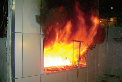 Фрагмент фасада во время проведения огневых испытаний
