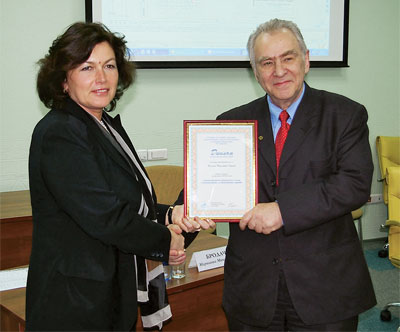 Вице-президент НП «АВОК» М. М. Бродач вручила В. Н. Карпову диплом лектора мастер-класса «АВОК»