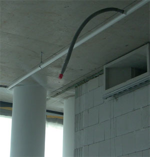 Спринклеры на гибких подводках и воздухозабор вытяжной вентиляции (воздухозаборные устройства пока не установлены)