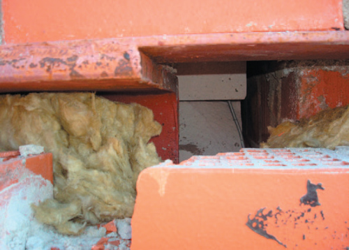 Выбоина в месте установки гибкой связи в слое кладки из газобетонных блоков двухслойной стеновой
конструкции