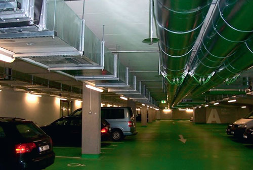 Современная подземная автостоянка, оснащенная канальной противодымной вентиляцией