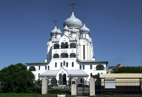 Кусок кирпича в раковине умывальника